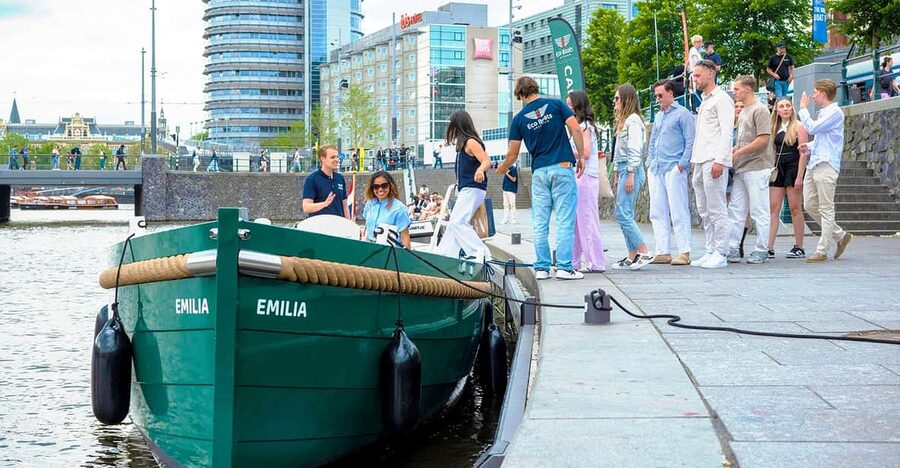 Amsterdam: The Newest Canal Cruise with Drink Option - Why a canal cruise makes sense in Amsterdam