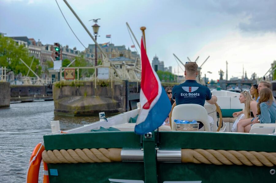 Amsterdam: The Newest Canal Cruise with Drink Option - Should you add the drink option?