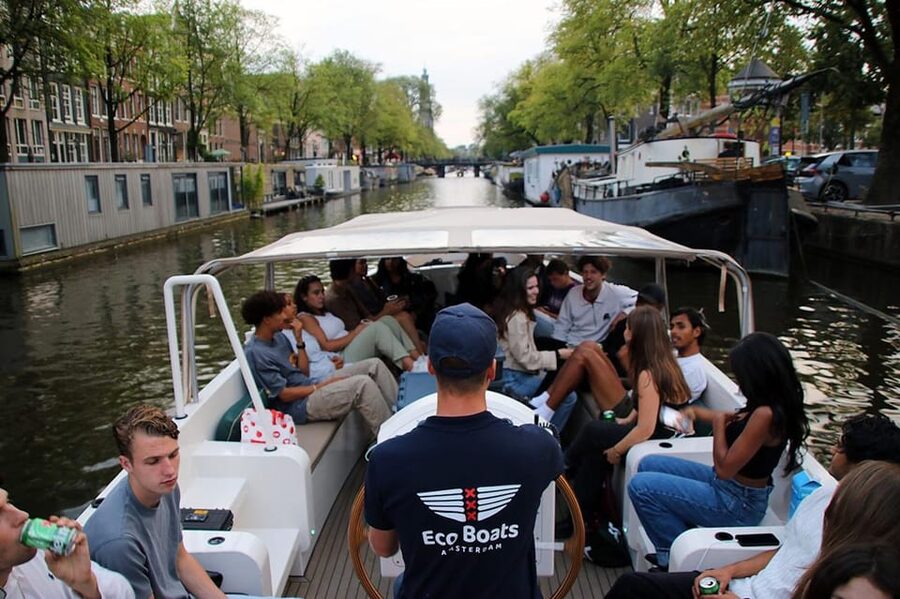 Amsterdam: The Newest Canal Cruise with Drink Option - Meeting the boat at Central Station
