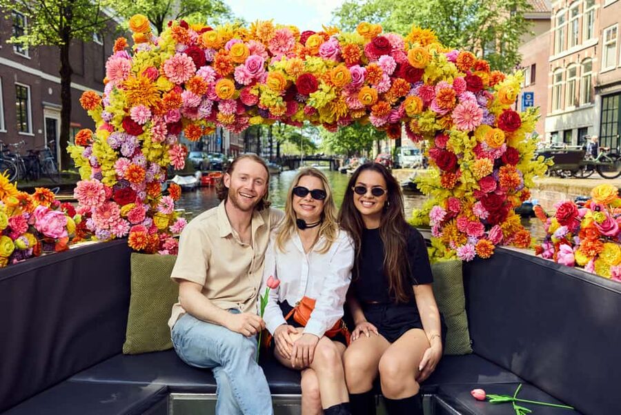 Amsterdam: The Original Flower Boat with Local Guide and Bar - Oudeschans: the first five minutes