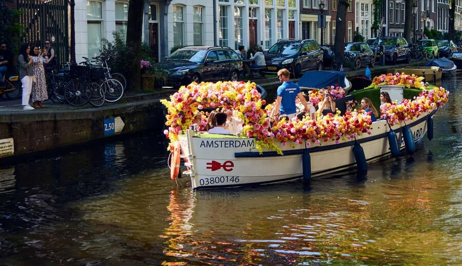 Amsterdam: The Original Flower Boat with Local Guide and Bar - The Skinny Bridge: a quick photo moment