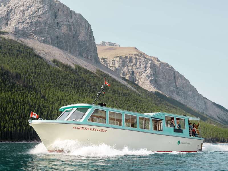 Banff: Lake Minnewanka Cruise - The guide turns scenery into a story