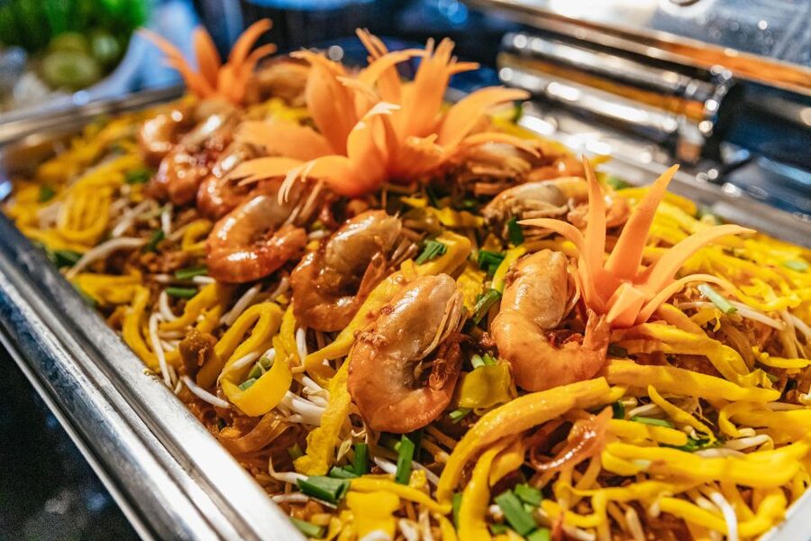 Bangkok: Alangka Luxury Buffet Dinner Cruise With Live Music - A buffet built for mixed appetites