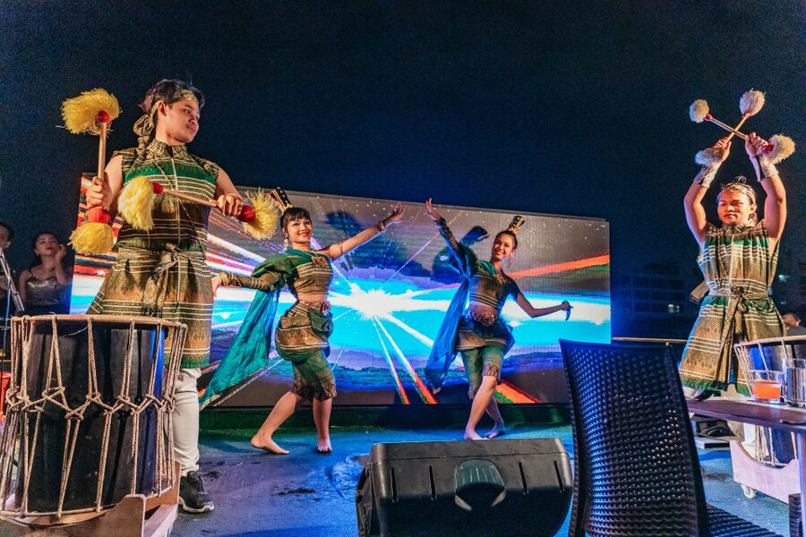 Bangkok: Alangka Luxury Buffet Dinner Cruise With Live Music - Live music, singers, and Thai dance