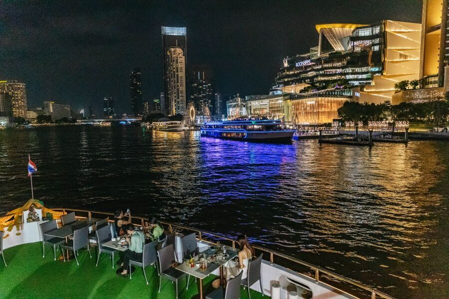 Bangkok: Alangka Luxury Buffet Dinner Cruise With Live Music - Getting to ICONSIAM Pier 4 by 7:00 pm