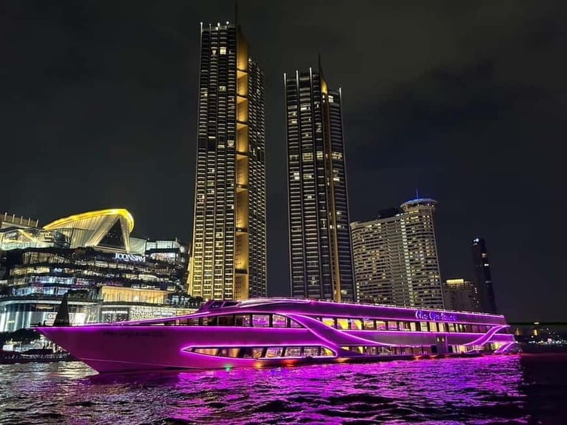 Bangkok: Opulence Luxury River Dinner Cruise - The buffet: plenty of food, uneven expectations