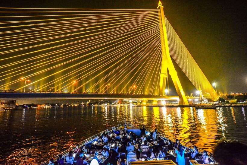 Bangkok: Royal Princess River Dinner Cruise with Live Music - The buffet: plenty of choice, modest expectations