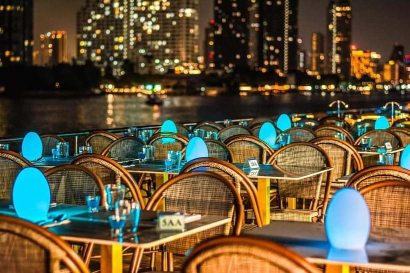 Bangkok:The Planet Sunset&Dinner Cruise on Chao Phraya River - The Buffet: Plenty of Choice, Busy First Rush