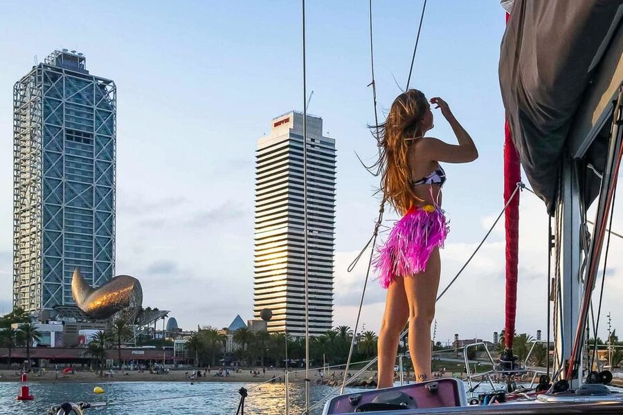 Barcelona: Coastline Boat Trip with Snacks and Cava - How the guides shape the experience