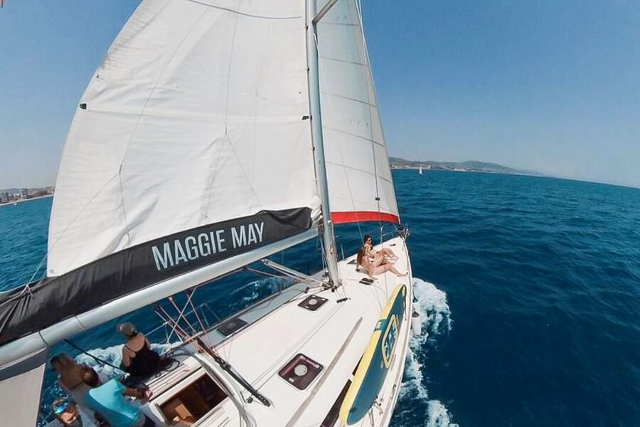 Barcelona: Coastline Boat Trip with Snacks and Cava - Best time to go