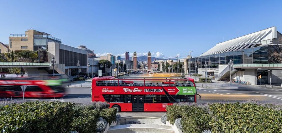Barcelona: Hop-On Hop-Off Bus with Sailing Cruise - Taking the green East route from Pla Palau to Park Güell