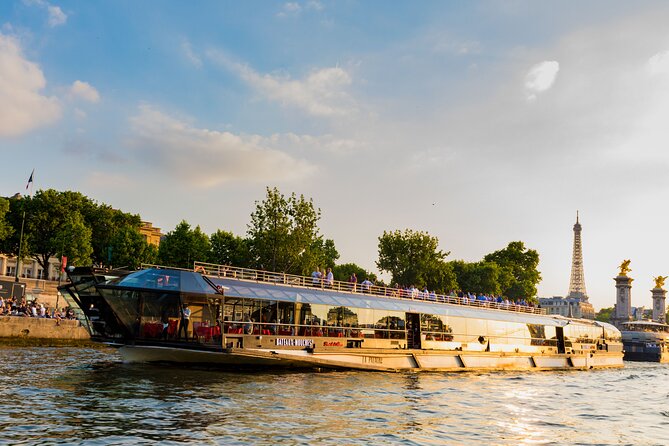 Bateaux Mouches Dinner Cruise on the Seine River in Paris - Getting to Port de la Conférence and boarding