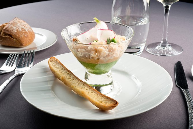 Bateaux Parisiens Seine River Gourmet Dinner & Sightseeing Cruise - Choosing Between Three Courses and Four