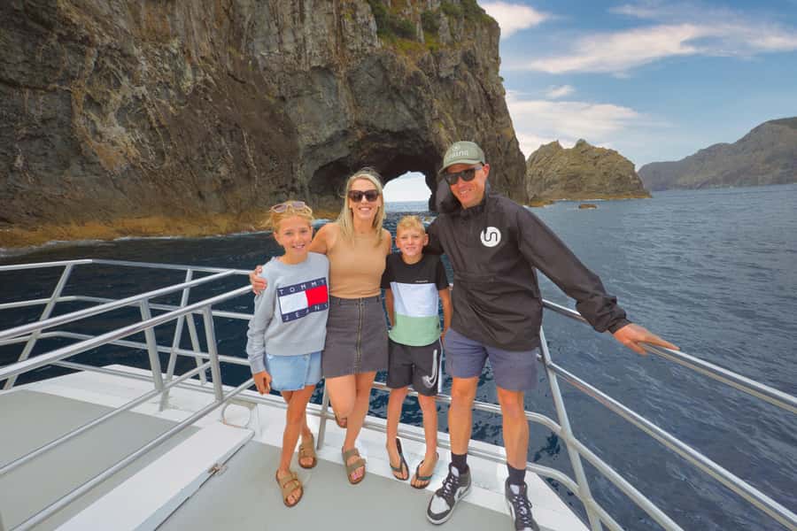 Bay of Islands: Discover the Bay Cruise with Island Lunch - A 4.5-hour introduction to the Bay of Islands