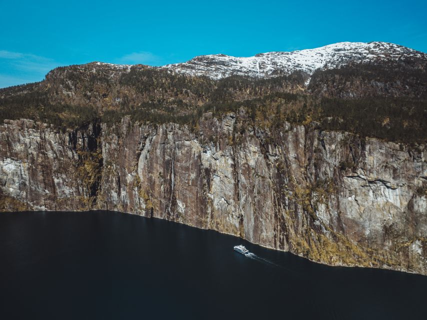 Bergen: Mostraumen Fjord Cruise - with Local Tour Guides - Osterfjord brings the cliffs closer