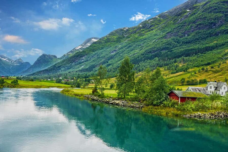 Bergen: UNESCO Fjord Cruise, Flåm & Stegastein - Incl. Lunch - A coffee break with Norwegian pastry