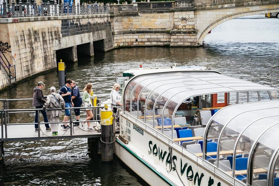 Berlin: 1-Hour City Sightseeing Cruise - Audio commentary and the limits of a recorded tour