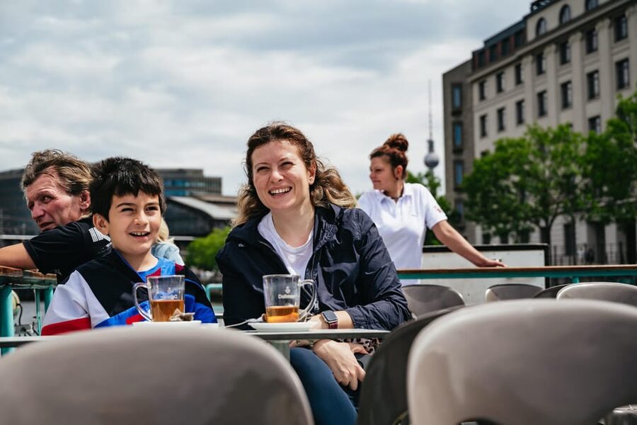 Berlin: 1-Hour City Sightseeing Cruise - Seating, roof cover, drinks, and onboard service