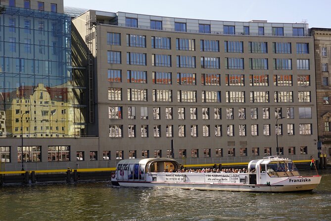 Berlin: 1-hr Boat Tour with Bilingual Live Guide (DE/EN) - Humboldt Forum and Nikolaiviertel from the river