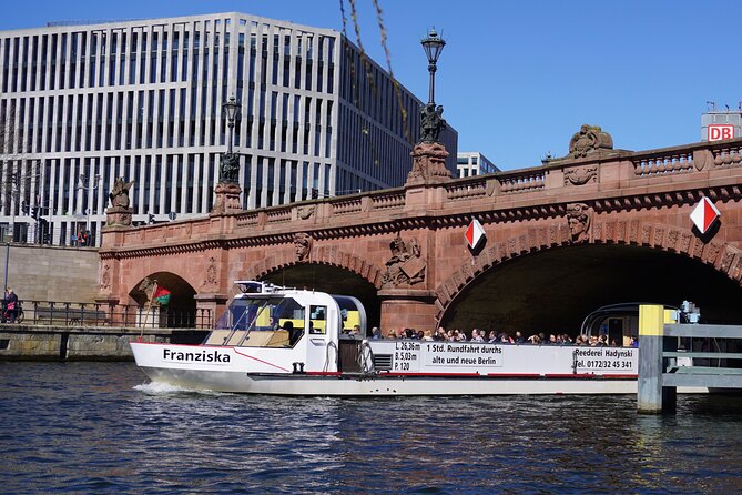 Berlin: 1-hr Boat Tour with Bilingual Live Guide (DE/EN) - Museum Island and the Berlin Cathedral view