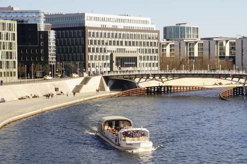 Berlin: 1-hr Boat Tour with Bilingual Live Guide (DE/EN) - Reichstag, Hauptbahnhof, and the government quarter