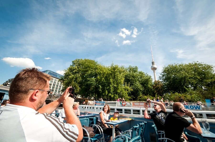 Berlin: 3.25-Hour Spree & Landwehrkanal Boat Tour - Commentary, language, and the audio guide