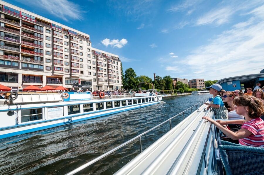 Berlin: 3.25-Hour Spree & Landwehrkanal Boat Tour - Comfort, service, and the three-hour time commitment