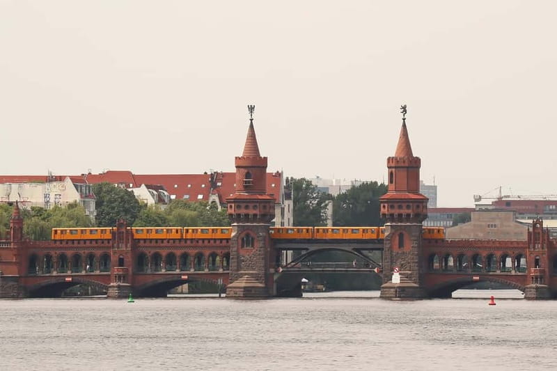 Berlin: East Side Gallery Spree Cruise in a Solar Catamaran - A quiet ride on the Spree