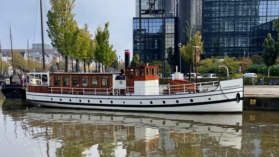 Berlin: Historic Boat Sightseeing City Center Tour - Nikolaiviertel, Tränenpalast, and the city’s divided past