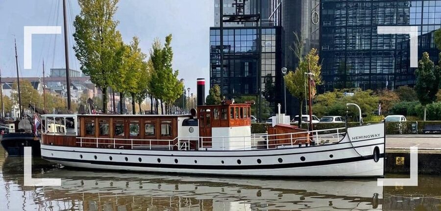 Berlin: Historic Boat Sightseeing City Center Tour - Drinks, music, and the one-hour pace