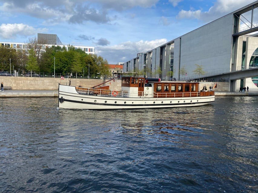 Berlin: Historic Boat Sightseeing City Center Tour - What the audio guide can and cannot do