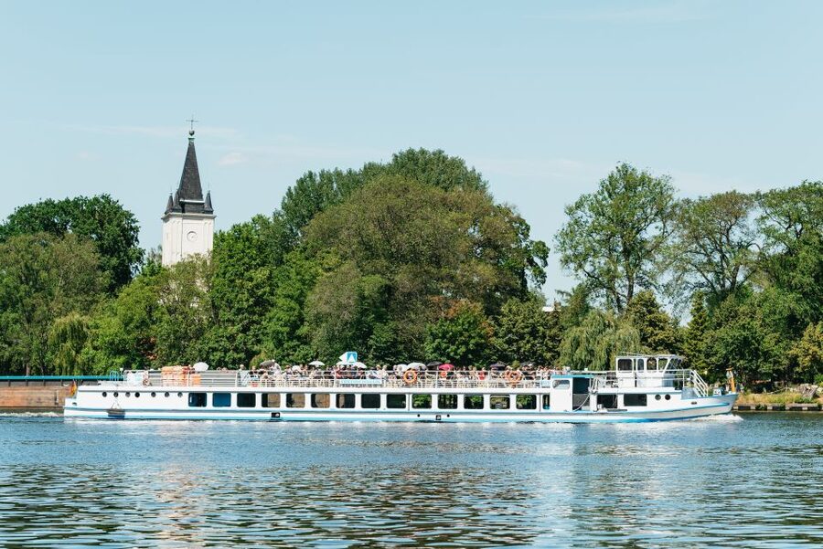 Berlin: Spree Boat Tour to Müggelsee - Reaching Müggelsee and Müggelturm
