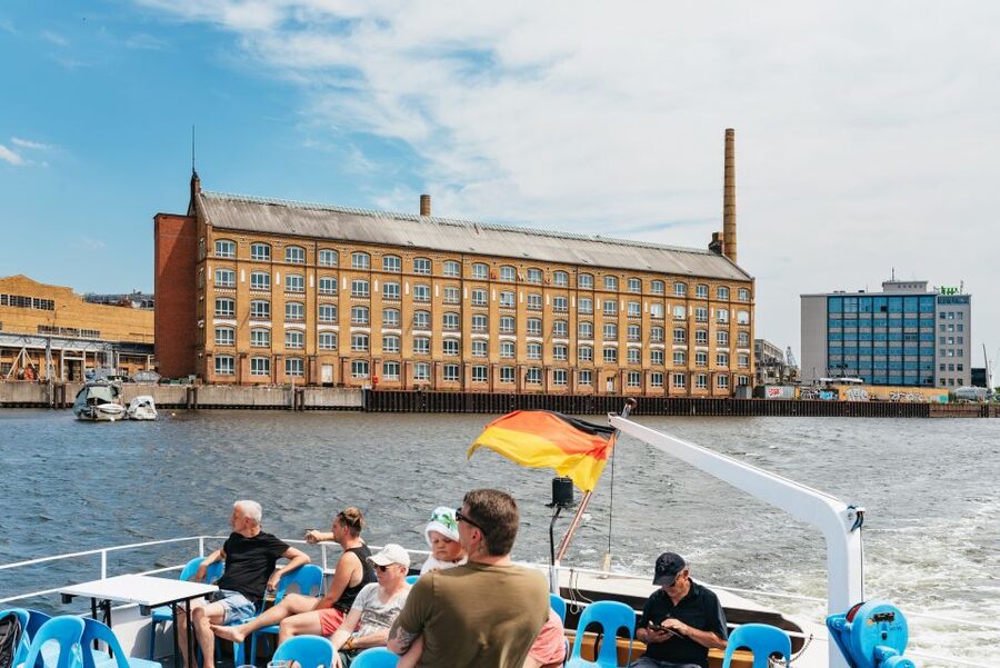 Berlin: Spree Boat Tour to Müggelsee - The English commentary question