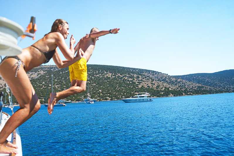 Boat Party to the Beach with Swimming Stops, DJ and Open Bar - Leaving Praça do Comércio by boat