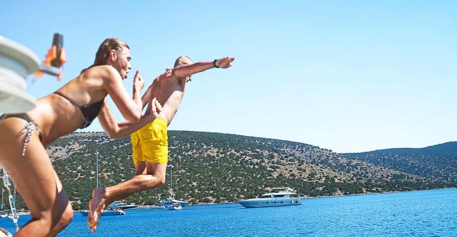 Boat Party to the Beach with Swimming Stops, DJ and Open Bar - The return journey to Praça do Comércio