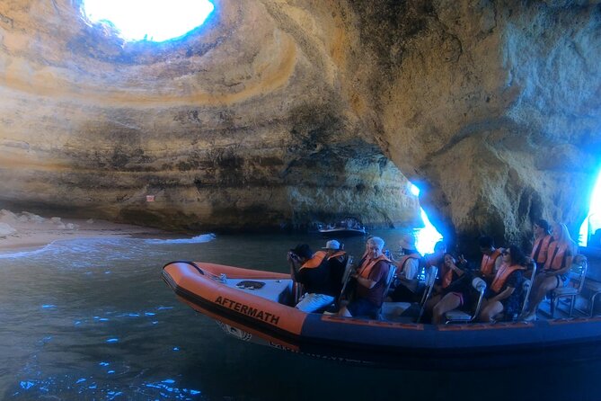 Boat trip to the caves of Benagil - The crew makes the short tour work