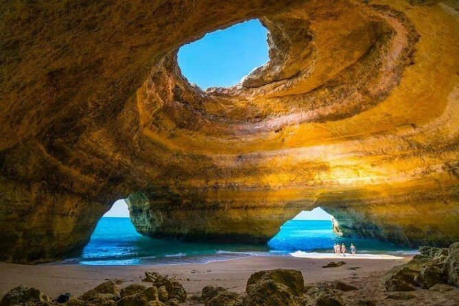 Boat trip to the caves of Benagil - A fast run past Alvor and Portimão