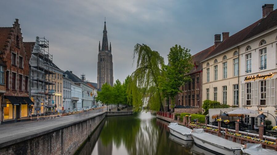 Bruges: Guided Tour & Boat Ride with Optional Beer Tasting - From the station to the Lake of Love