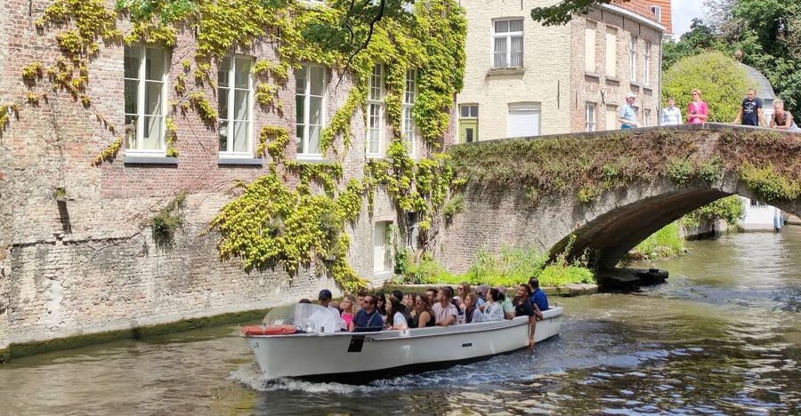 Bruges: Small Group Boat Cruise and Guided Walking Tour - Key points to know before you book