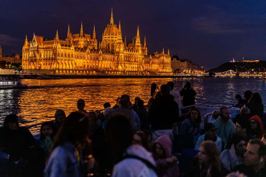 Budapest: 1-Hour Evening Sightseeing Cruise with Drink - Key points before you book