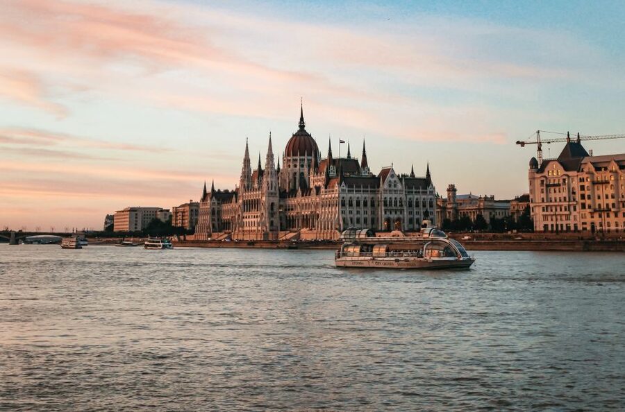 Budapest: 1-Hour Evening Sightseeing Cruise with Drink - Who should book this Budapest cruise?