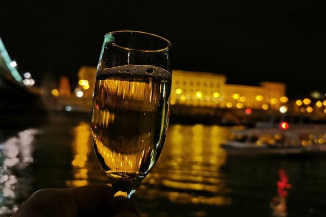 Budapest: 1-Hour Highlights Cruise with Welcome Drink - Matthias Church and Buda Castle from the river