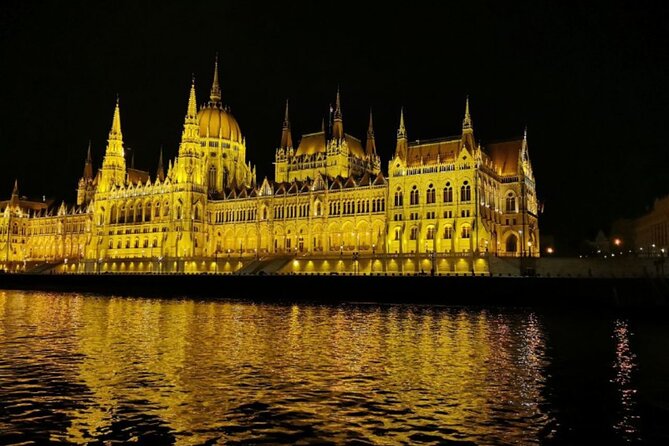 Budapest: 1-Hour Highlights Cruise with Welcome Drink - Gellért Hill, the Citadel, and the baths