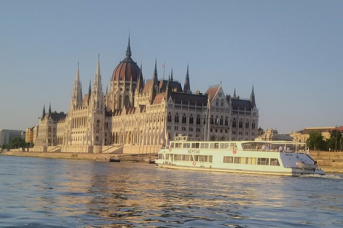 Budapest: 1-Hour Highlights Cruise with Welcome Drink - The bridges and the central panorama