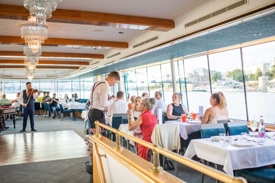 Budapest: 4-Course Dinner River Cruise with Live Folk Music - A dinner cruise that earns its place in your Budapest evening