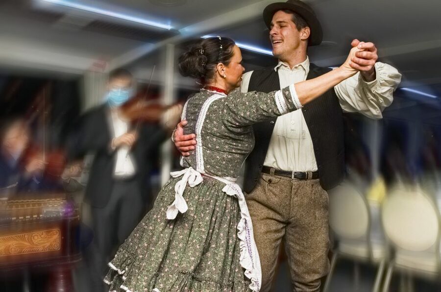 Budapest: 4-Course Dinner River Cruise with Live Folk Music - Live Hungarian music and folk dancing
