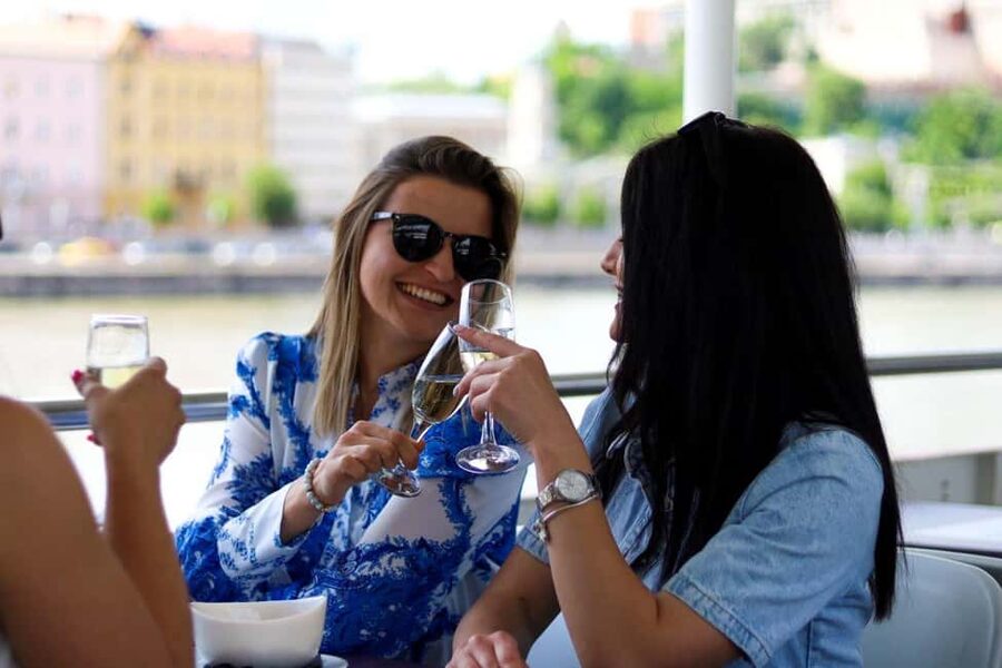 Budapest: 60-Minute Panoramic Cruise with Drink included - The route from Elizabeth Bridge to Buda Castle