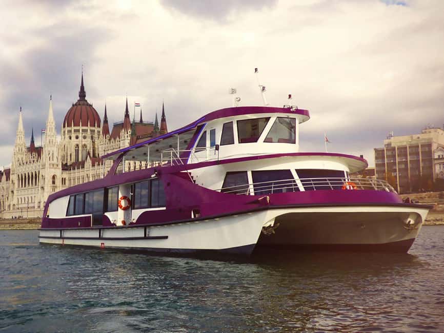 Budapest: 60-Minute Panoramic Cruise with Drink included - Under the Chain Bridge with the best photo opportunities