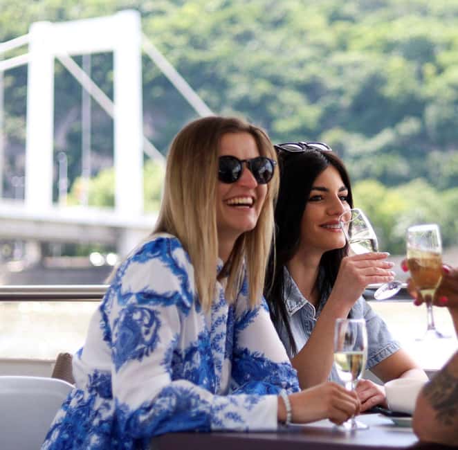 Budapest: 60-Minute Panoramic Cruise with Drink included - Seating, weather, and photography