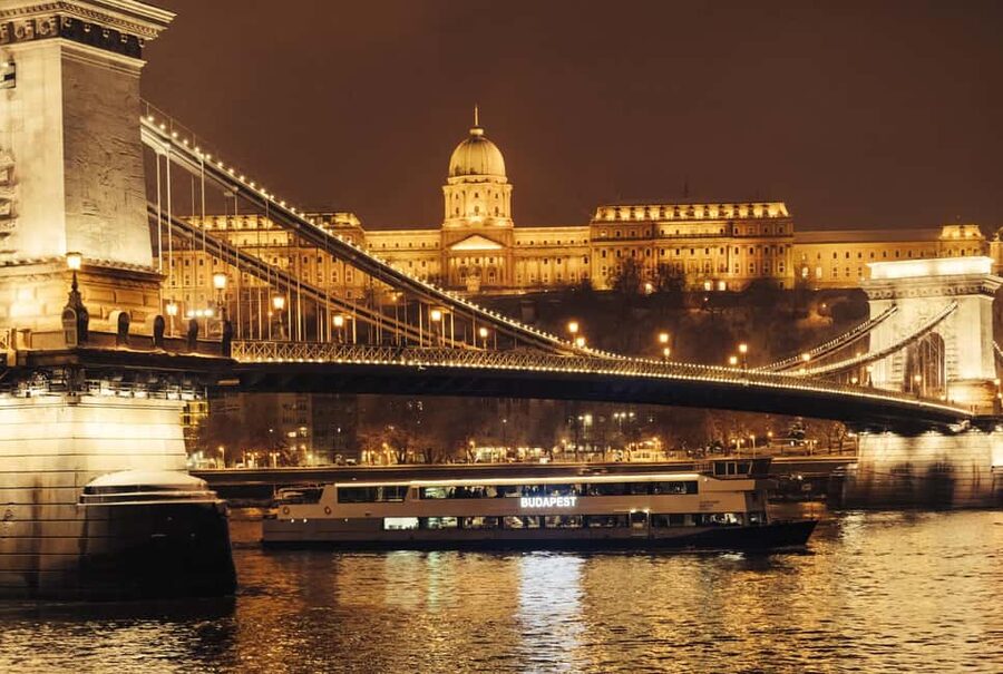 Budapest: By Night Sightseeing Cruise with Welcome Drink - The 50-minute route, from Chain Bridge to Bálna